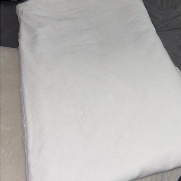 Koolaburra by Ugg Faux Fur Throw - Picture 9 of 10